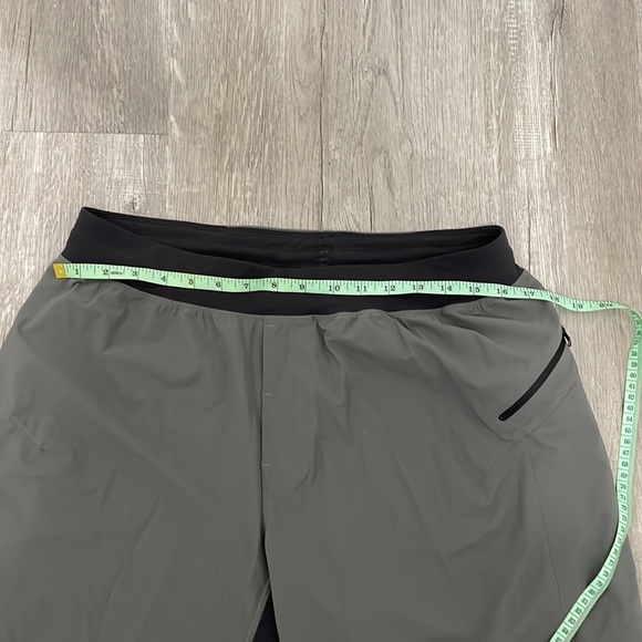 Mens lululemon grey athletic shorts - Picture 4 of 4